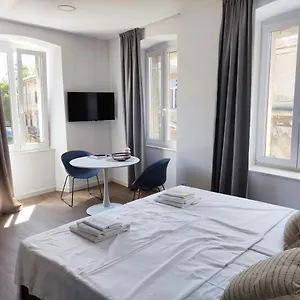 Nik Apartment